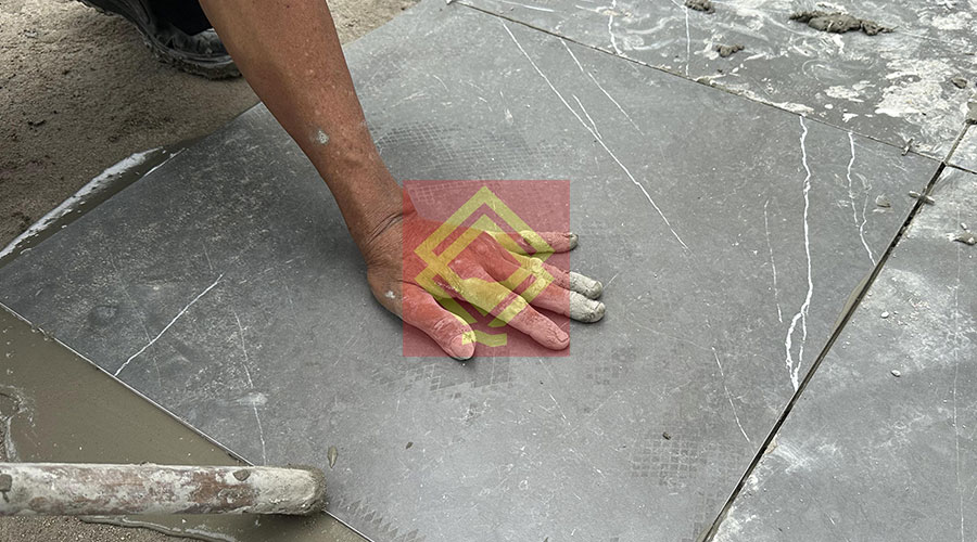 keo dán gạch so với xi măng truyền thống